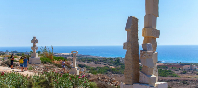 Der Skulpturenpark und der Park mit mediterranen Pflanzen, Kakteen und Sukkulenten in Agia Napa