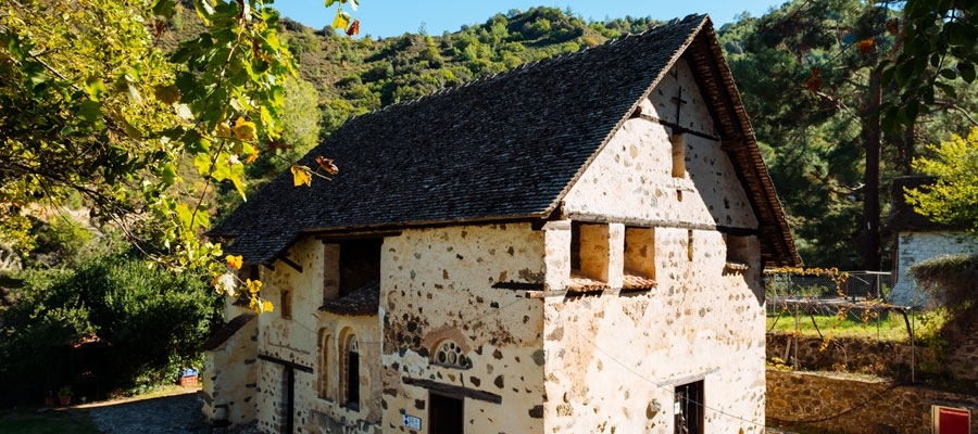 Geradliniger Wanderweg zwischen Kannoures und der Kirche des Agios Nikolaos tis Stegis - Bezirke Lemesos (Limassol) / Lefkosia (Nicosia), Troodos-Wald