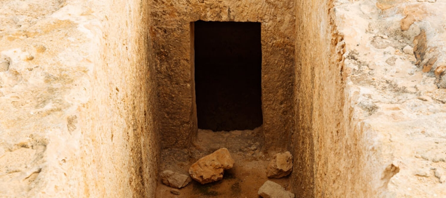 Makronissos Tombs